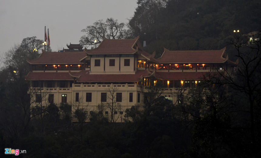 Người dân hành hương về Yên Tử trong đêm